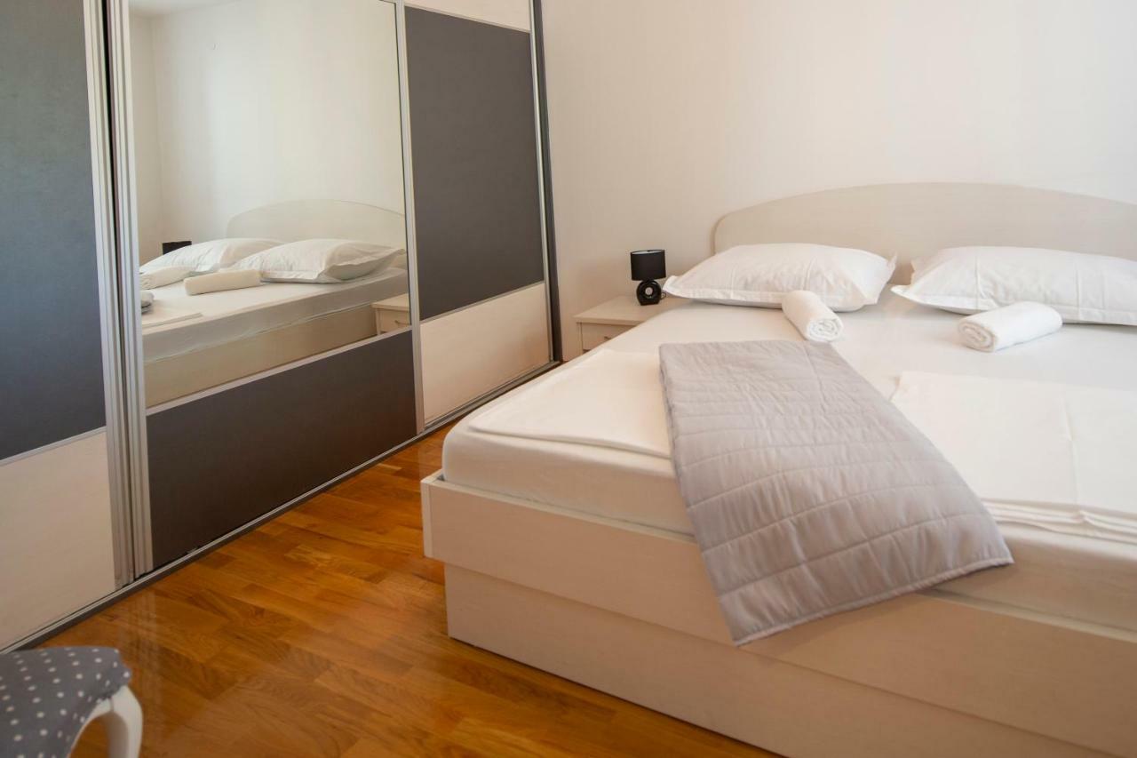 Apartman Pjero 3+2 Макарска Екстериор снимка